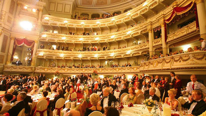 So prachtvoll geht es beim SemperOpernball zu. 