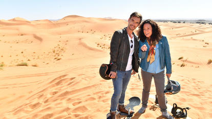 Hanna Liebhold (Barbara Wussow, r.) ist es gelungen, Kapitän Max Parger (Florian Silbereisen, l.) zu einem "Skiausflug" in die goldenen Sanddünen zu überreden.