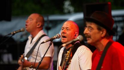 Gino Trovatello (Mitte) bei einem Auftritt mit der Band Räuber. 