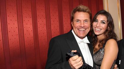 Dieter Bohlen und seine Freundin Carina Walz tanzen jetzt auch auf Tik Tok. 