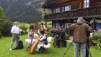 Hansi Hinterseer bei den Dreharbeiten zu „Im malerischen Tannheimer Tal“.