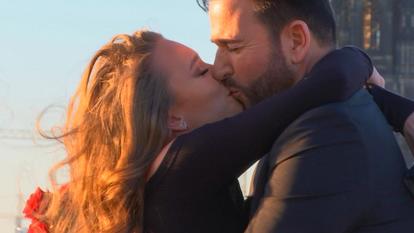 Laura Müller und Michael Wendler – der Kuss nach der geglückten Verlobung. 