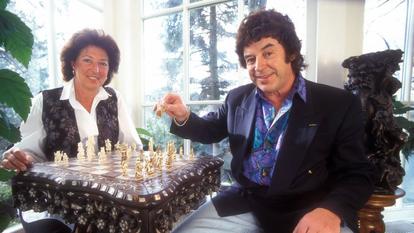 Tony Marshall mit Ehefrau Gaby beim Schach spielen im heimischen Wohnzimmer in Baden-Baden. 