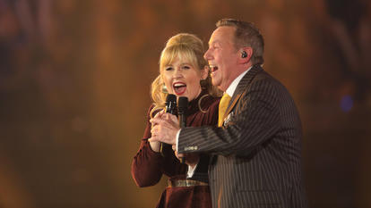 Maite Kelly und Roland Kaiser freuen sich über einen Platin-Single-Award.