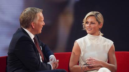 Moderator Johannes B. KERNER im Gespraech mit Saengerin Helene FISCHER, Ein Herz fuer Kinder - TV Spendengala in Berlin, Deutschland am 05.12.2015. 