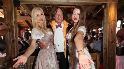 Jürgen Drews mit Frau Ramona und Tochter Joelina 2018 auf dem Oktoberfest.