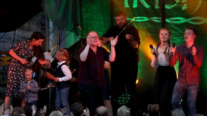 Angelo Kelly und seine Familie bei der "Irish Summer Tour" 2018. Links steht Sohn William neben seiner Mutter.