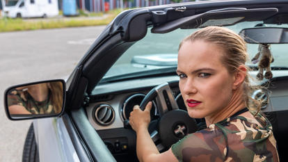 Eine Frau schaut nach hinten, um rückwärts zu fahren