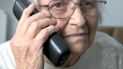 Eine ältere Frau telefoniert