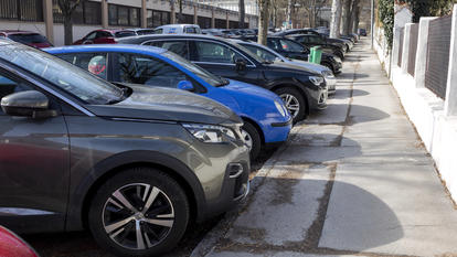 Mehrere Autos parken nebeneinander