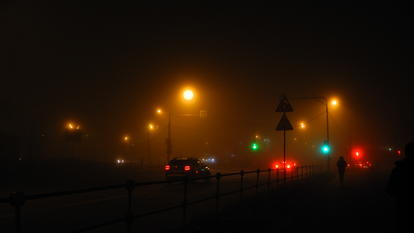 Autos bei Nacht unter Laternen