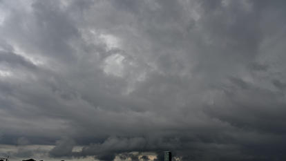 Ein Unwetter braut sich über einer Stadt zusammen