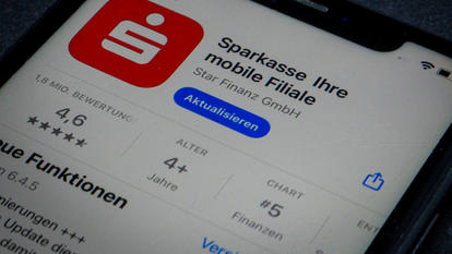 Auf einem Smartphone ist die App der Sparkasse installiert