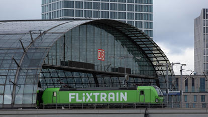 Ein Flixtrain-Zug wird durch einen Bahnhof