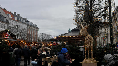 Viele Besucher auf einem Weihnachtsmarkt