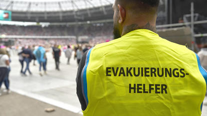 Aufgrund von Unwetterwarnungen wurde der Innenraum der Heinz von Heiden Arena vor dem Konzert von Roland Kaiser für ca.45 min evakuiert.