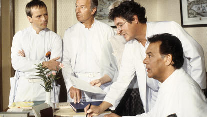 Die Schwarzwaldklinik: Michael Kausch, Horst Naumann, Volker Brandt und Klausjürgen Wussow im Dezember 1986