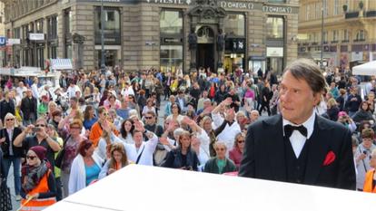 Udo Jürgens Geburtstag Demo Bademantel Parade