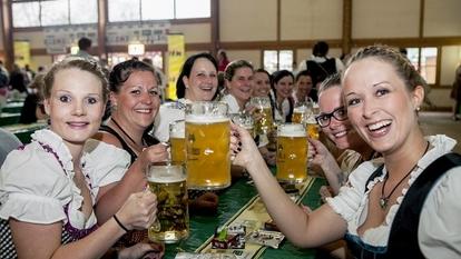 Dirndl Spaß und Schlagerstars HR Wiesnfest