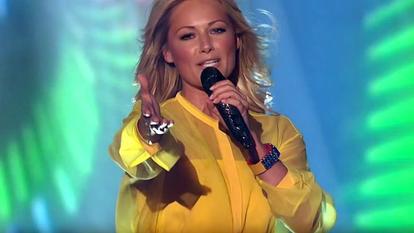 Helene Fischer im gelben Dress bei ihrem Auftritt in "Hello Again!" 2014.