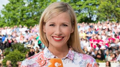 Andrea Kiewel präsentiert den „ZDF-Fernsehgarten“ zu Pfingsten gleich zwei Mal.