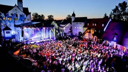 Vor dem Wasserschloss Klaffenbach in Chemnitz finden in jedem Jahr die „Schlager des Sommers“ statt.