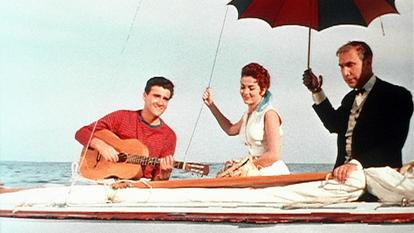 Filmbild aus dem Musikfilm „Unter Palmen am blauen Meer“.