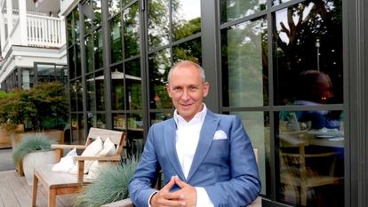 Helmut Lotti vor seinem Hotel am Timmendorfer Strand.