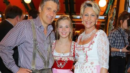 Claudia Jung, ihr Mann Hans Singer und Tochter Hanna auf dem Oktoberfest 2017.