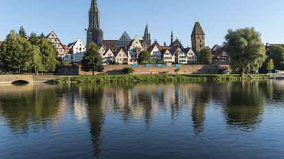 Das Ulmer Münster hat den größten Kirchturm der Welt.
