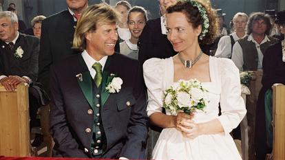 Hansi (Hansi Hinterseer) und seine Braut Regina Brunner (Karina Thayenthal) feiern eine Traumhochzeit.