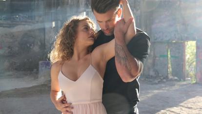 Jay Khan und Tessa Altmann in „Sie steht auf Dirty Dancing“.