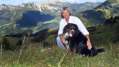 Hansi Hinterseer mit seinem Berner Sennenhund Ustin.