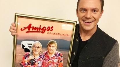 Die Amigos machten Stefan Mross ein tolles Geschenk.