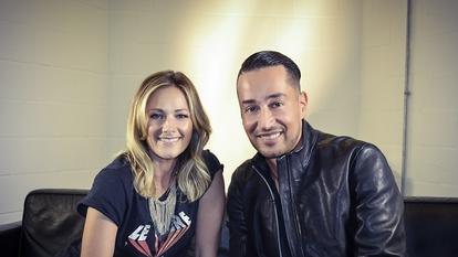 Helene Fischer wird von Magier Farid im Backstagebereich verzaubert.