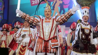 Das Kölner Dreigestirn der Session 2018 mit Jungfrau Emma, Prinz Michael der II. (Michael Gerhold) und Bauer Christoph (Chris