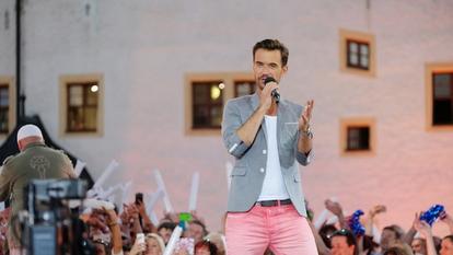 Florian Silbereisen vor dem Wasserschloss Klaffenbach.