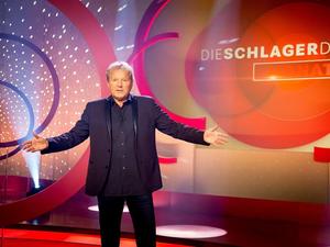 Bernhard Brink präsentiert „Die Schlager des Monats“ im MDR Fernsehen.