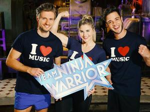 Jörn Schlönvoigt, Beatrice Egli und Luca Hänni bilden bei "Team Ninja Warrior" das Team "Chartstürmer".