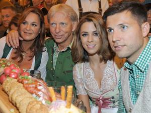 Familie Berg auf dem Oktoberfest 2016. Von links: Andrea Berg, Uli Ferber, Vanessa Mai, Andreas Ferber.