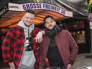 Ben Zucker und Claudio Capéo vor der „Großen Freiheit 36“ in Hamburg.