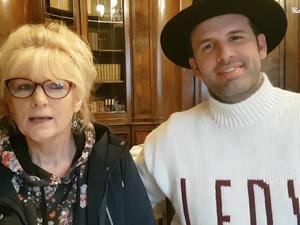 Jay Khan mit seiner Mutter Evelyn im Berliner Café Einstein Stammhaus. 