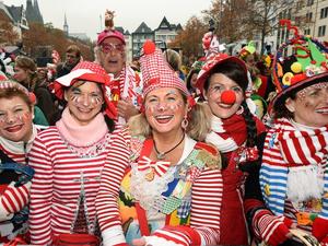 Das Warten hat endlich ein Ende, die Jecken sind wieder los! Nach dem gemeinsamen Countdown mit dem Präsidenten der Ostermann-Gesellschaft, Ralf Schlegelmilch, wird pünktlich um 11.11 Uhr auf dem Heumarkt der Straßenkarneval in Köln eröffnet.