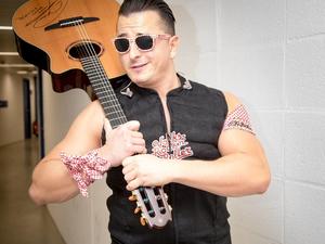 Andreas Gabalier mit seiner Tournee-Gitarre. 