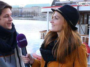 Anni Perka interviewt Matthias Eike an der Hamburger Alster. 