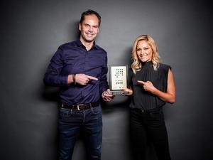 Dr. Mathias Giloth (Geschäftsführer GfK Entertainment) überreicht Helene Fischer den Award für das #1 Album des Jahres 2018