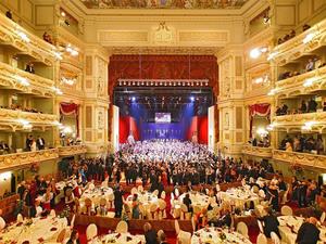 Der Semperopernball 2019 wird von Roland Kaiser und Sylvie Meis moderiert.