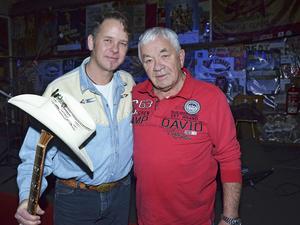 Gus Backus (rechts) und sein Sohn Jeffrey im Rattlesnake Saloon in München im Jahr 2016.