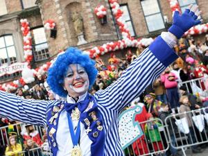 Am Wochenende feiern Millionen Menschen Karneval – wie hier auf dem Foto vor dem Düsseldorfer Rathaus. 