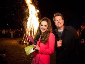 Das „MDR-Osterfeuer“ wird am Oster-Samstag gezündet. Die Moderatoren Sarah von Neuburg und Lars-Christian Karde.